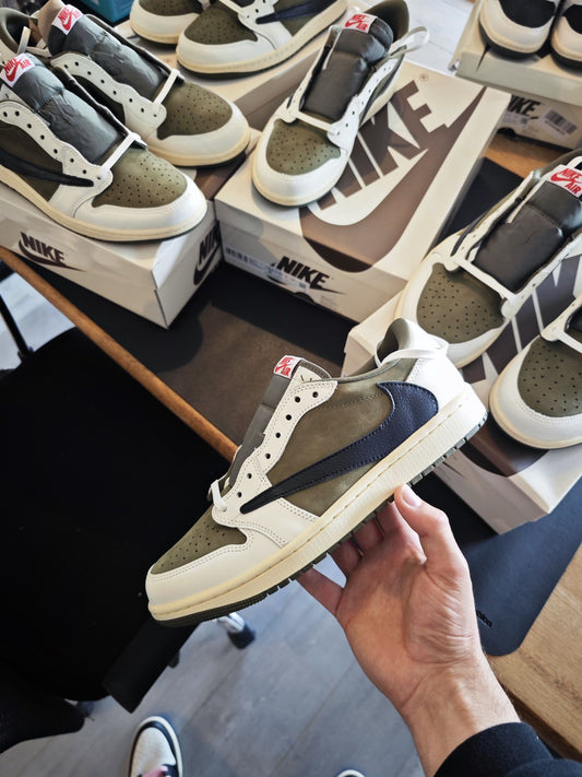 Travis Scott Jordan 1 Low Medium Olive: De eerste beelden van de sneaker in Nederland!